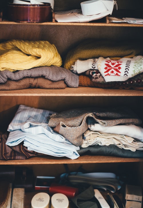 идеи за есенни снимки за инстаграм - плетени пуловери в килера