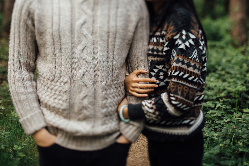 Есенни идеи за снимки за Instagram - двойка в пуловери