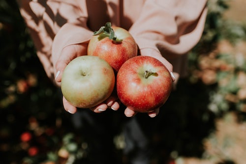 Есенни идеи за снимки за Instagram - ябълки в ръка