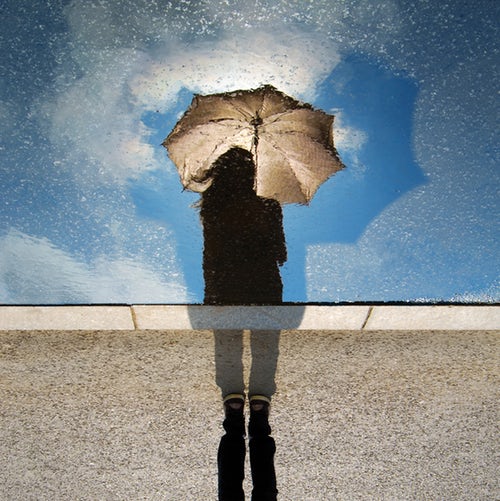 идеи за есенни снимки за инстаграм - размисъл с чадър