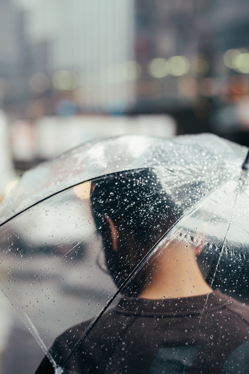 идеи за есенни снимки за инстаграм - чадър под дъжда