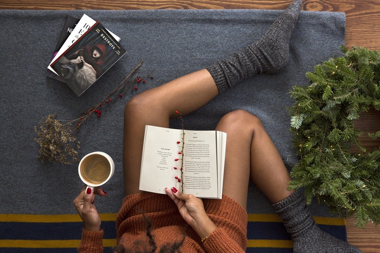Есенни идеи за снимки за Instagram - момиче с кафе и книга
