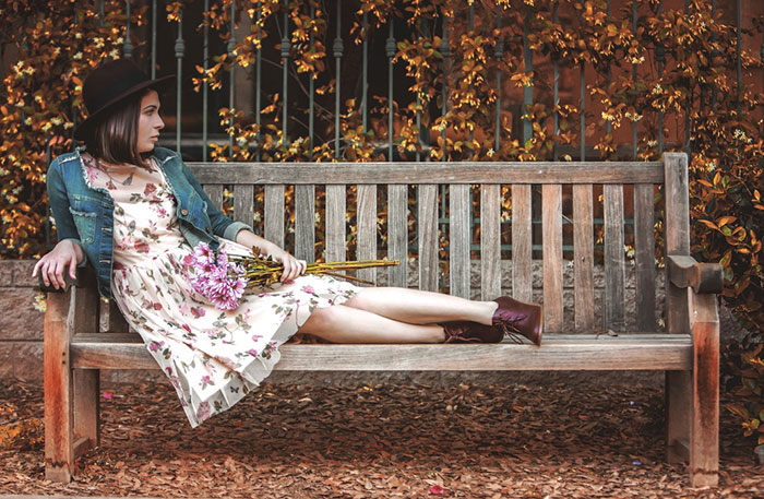 Есенни идеи за снимки за Instagram - момиче на пейка