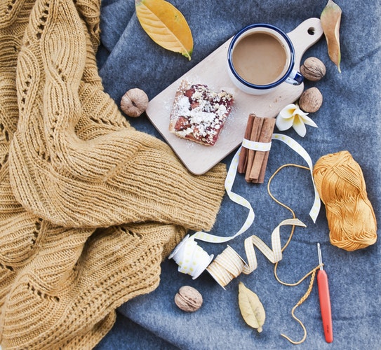 Есенни идеи за снимки за Instagram - оформление плосък пуловер за кафе